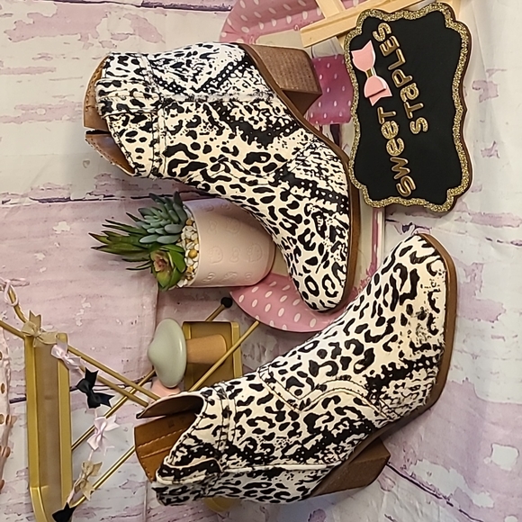 Zodiac Women's Julia Booties - Ankle Boots With 3.25" Wedge Heel, Lug Sole & Side Zip